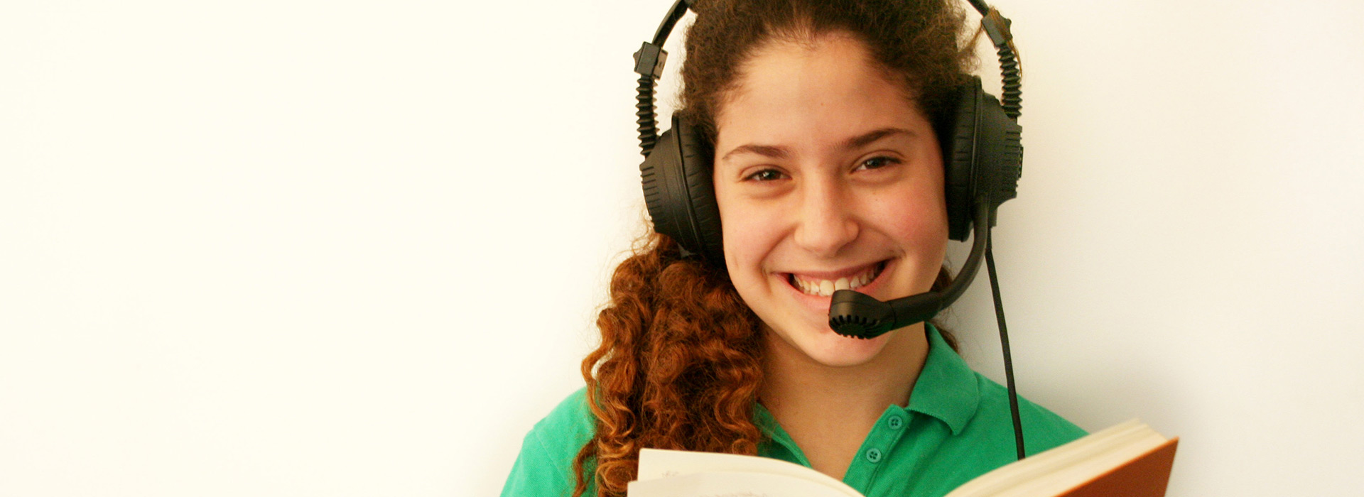 girl עם אוזניות קוראת ספר