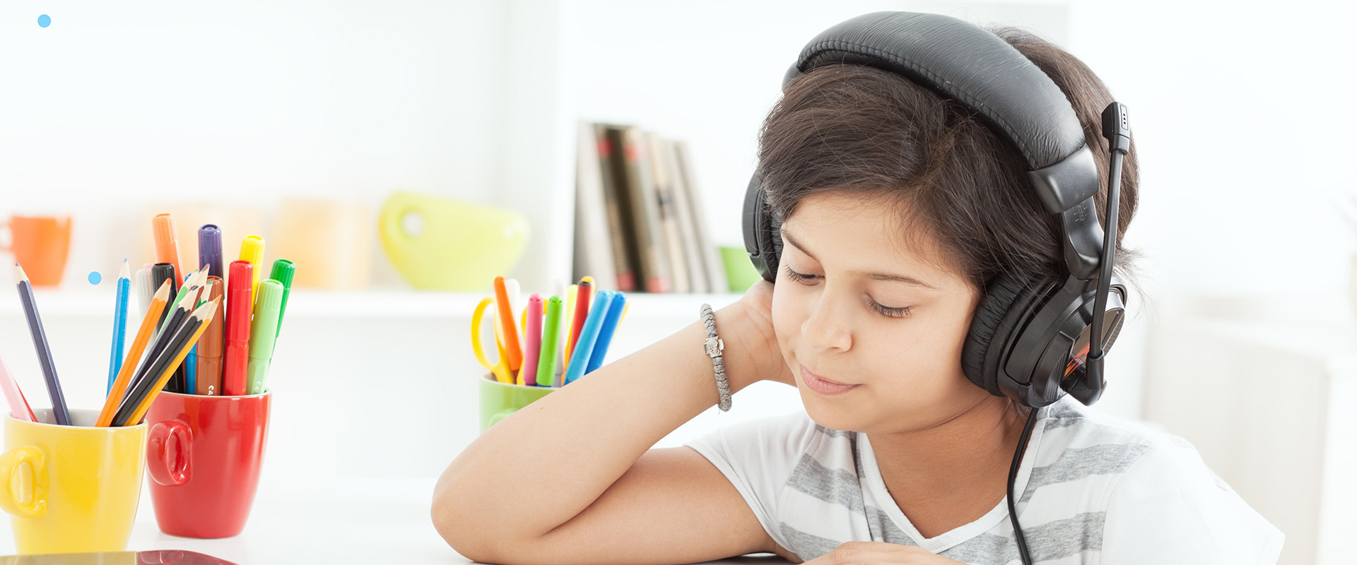 ילדה קוראת עם אוזניות